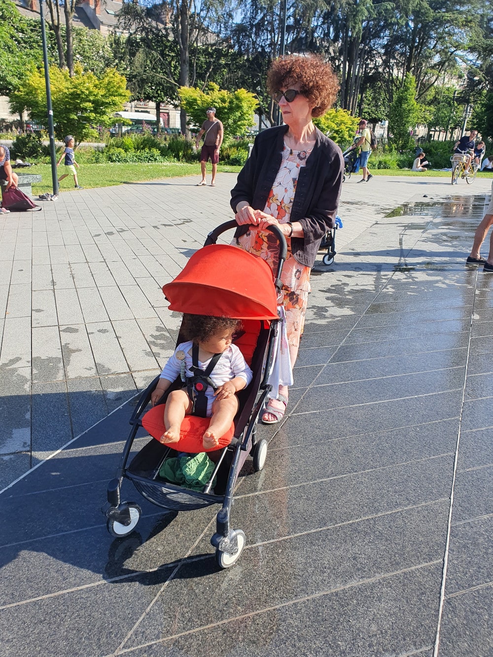 Chantal proméne Siloë autour du miroir d'eau